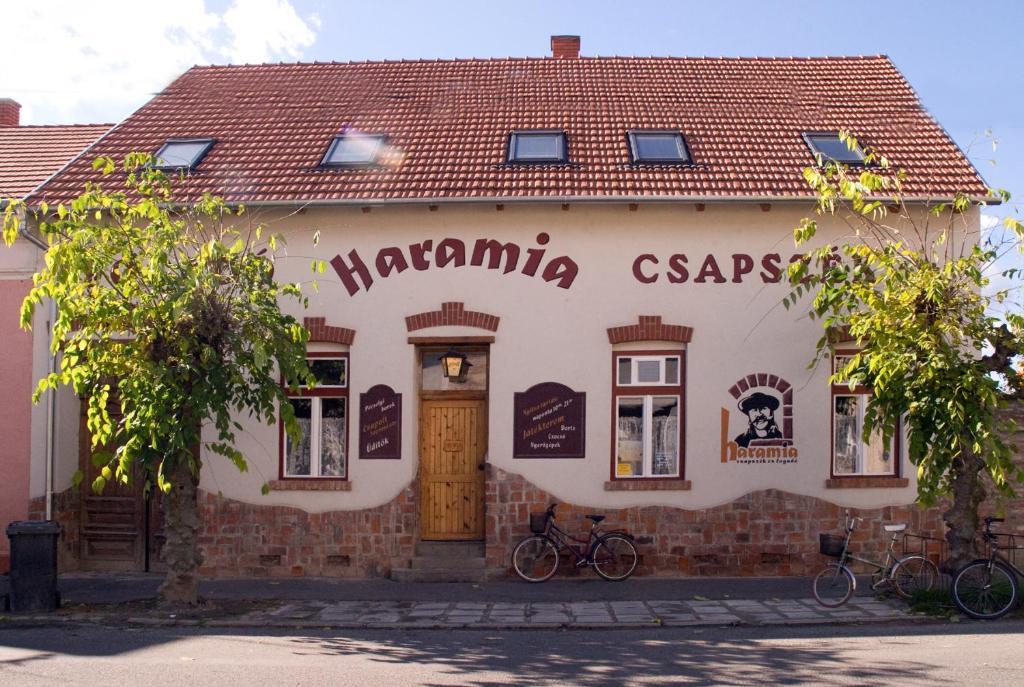 Отель Haramia Csapszek Es Fogado Сомбатхей Экстерьер фото